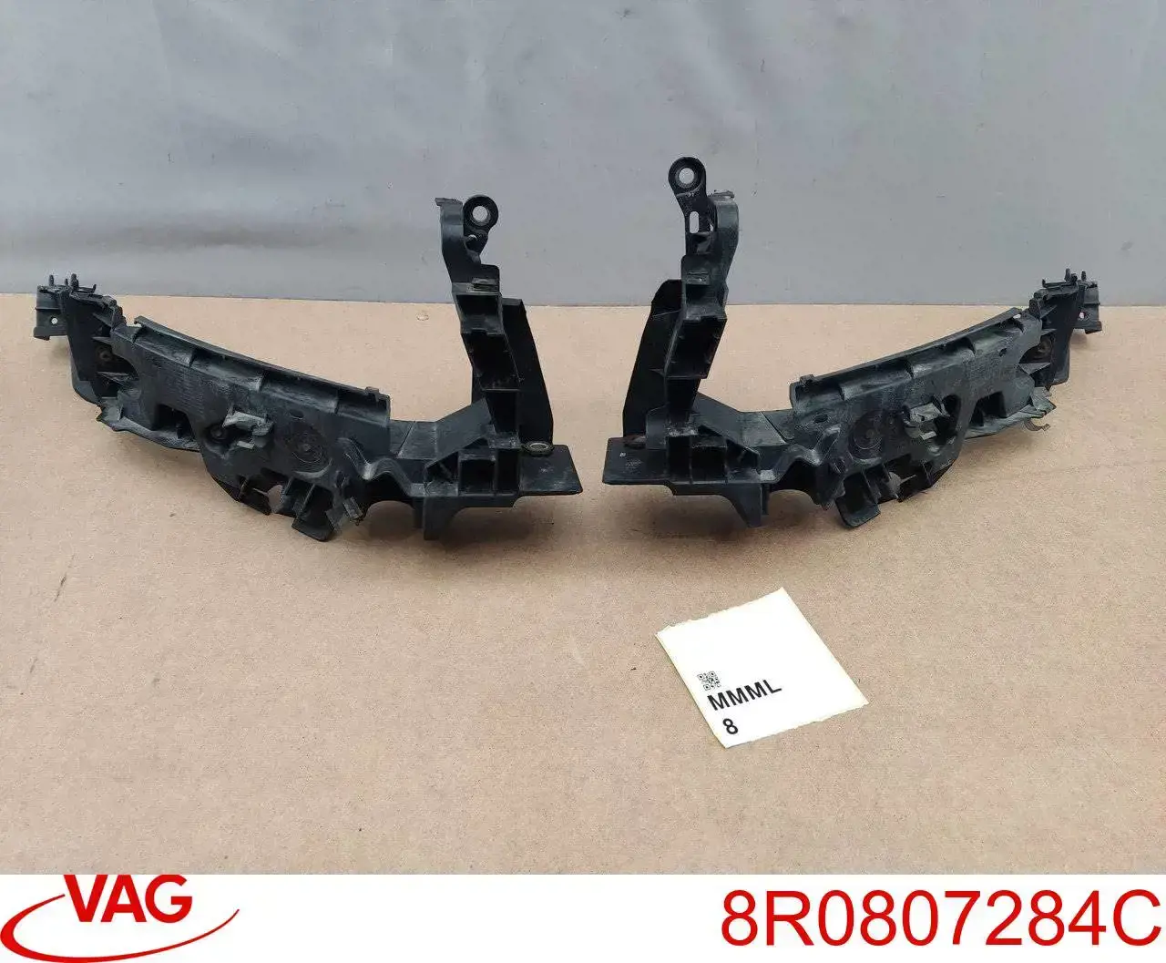 Prowadnica zderzaka przedniego prawa VAG 8R0807284C cena, od 9,56 USD