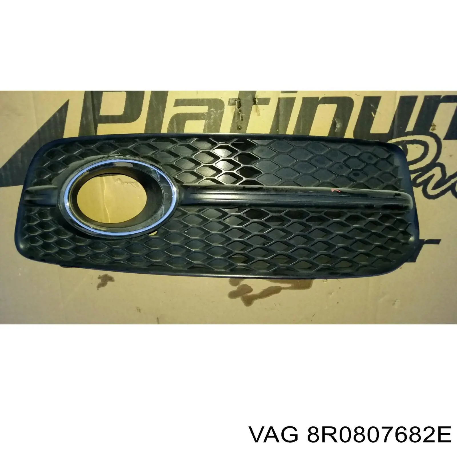 8R0807682E VAG Obrzeże lampy przeciwmgielnej prawej