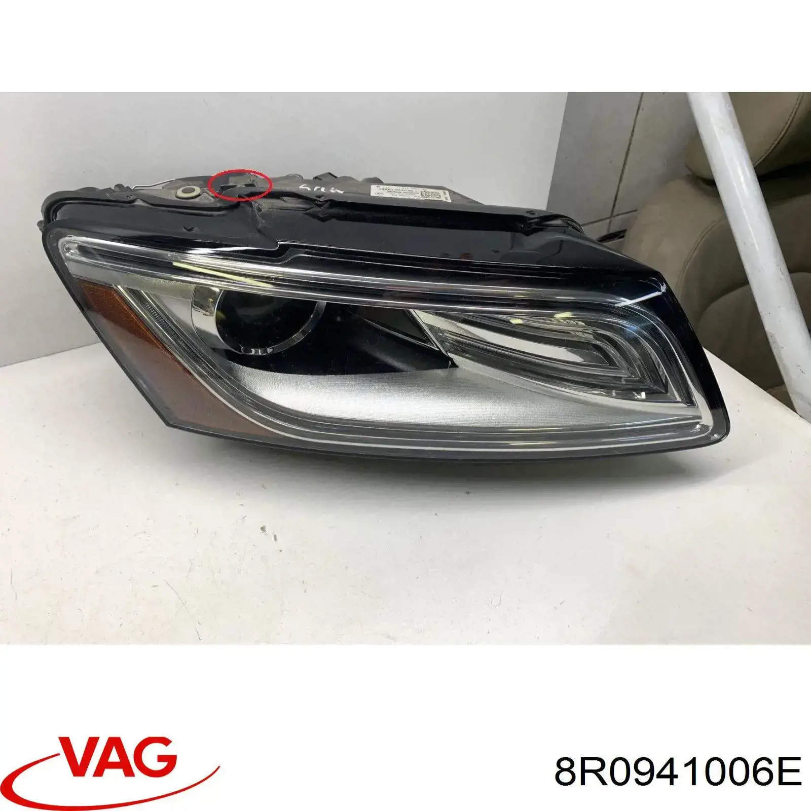 8R0941006E VAG Reflektor prawy