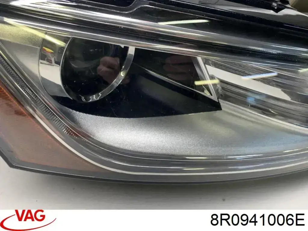 Do koszyka 8R0941006E VAG Reflektor prawy