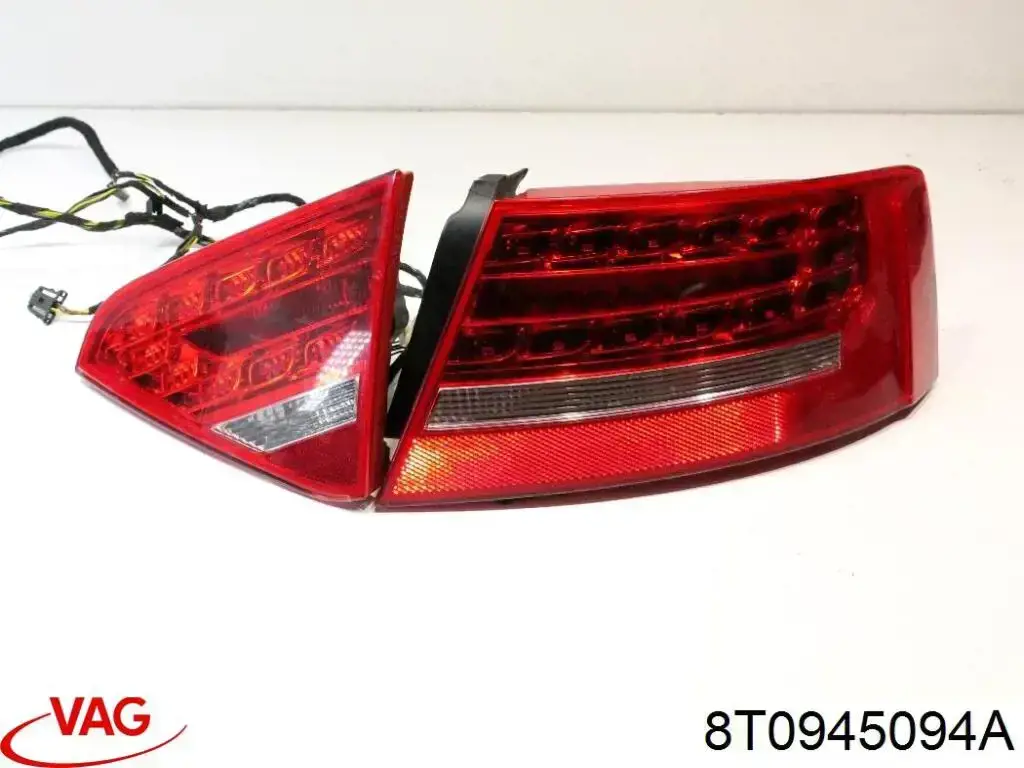 8T0945094A VAG Lampa zespolona tylna prawa wewnętrzna