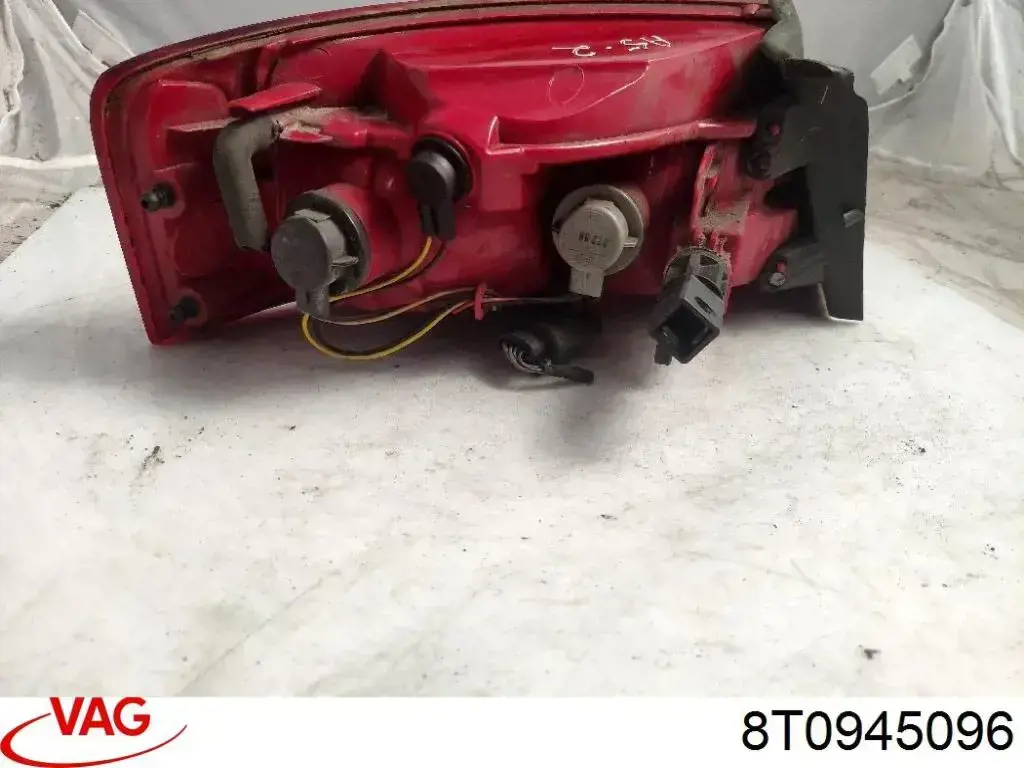 8T0945096 VAG Lampa zespolona tylna prawa zewnętrzna