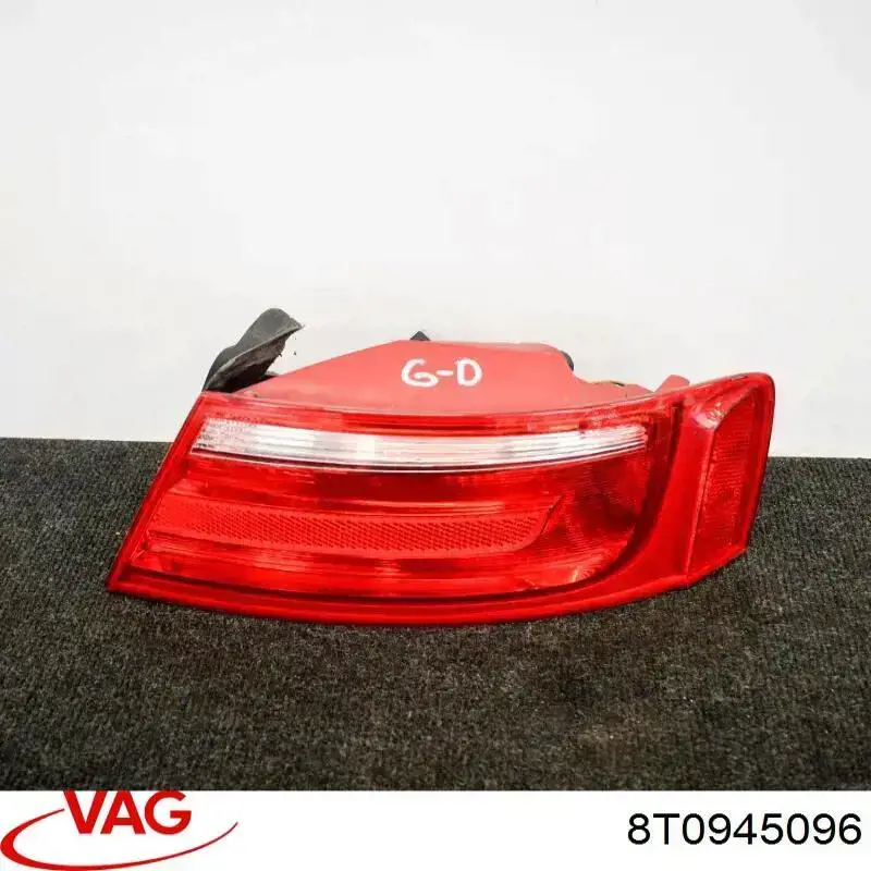 Lampa zespolona tylna prawa zewnętrzna VAG 8T0945096 cena, od 141,59 USD