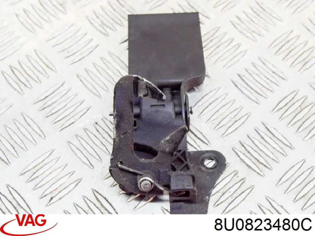 Zamek maski VAG 8U0823480C cena, od 34,21 USD