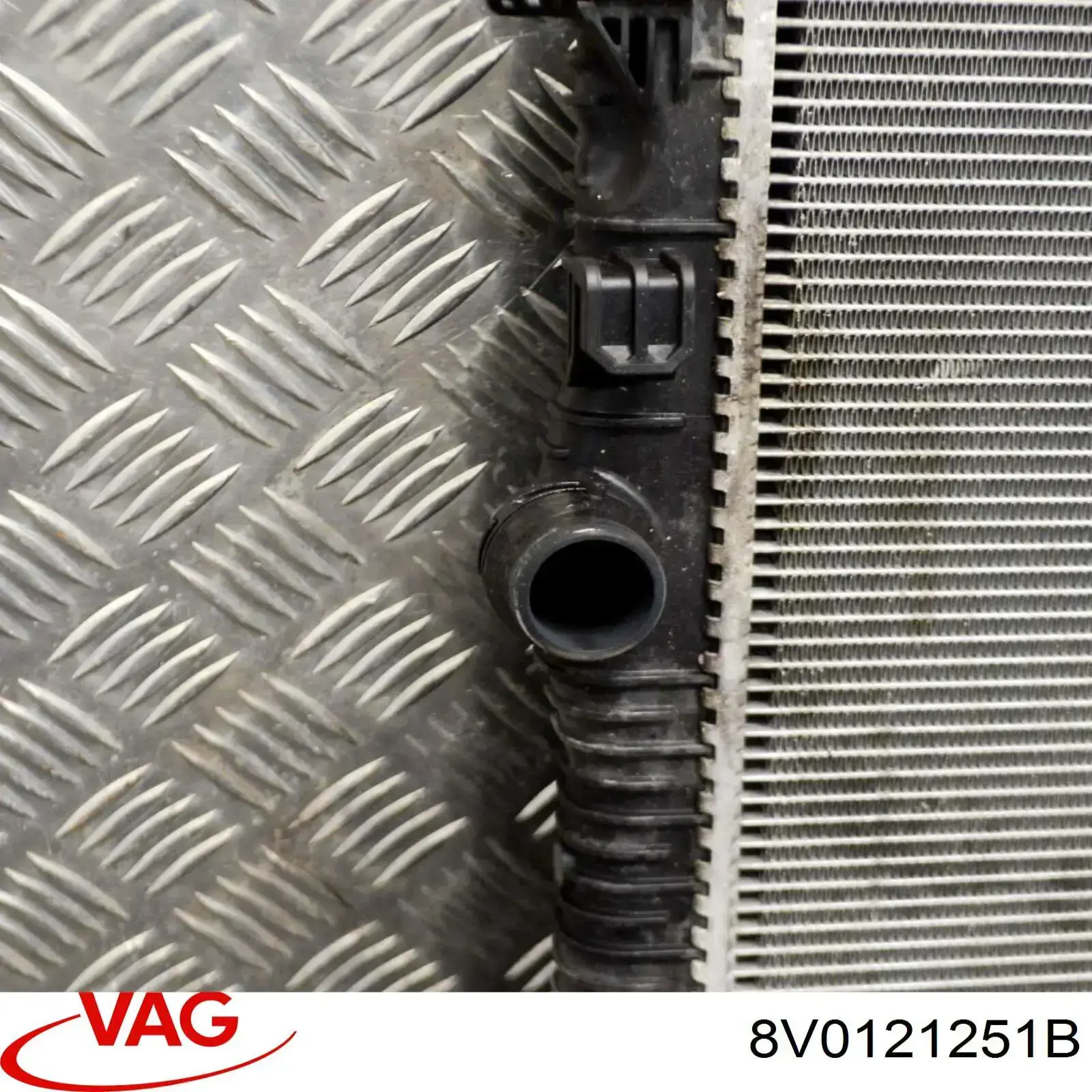 Chłodnica silnika VAG 8V0121251B cena, od 314,81 USD