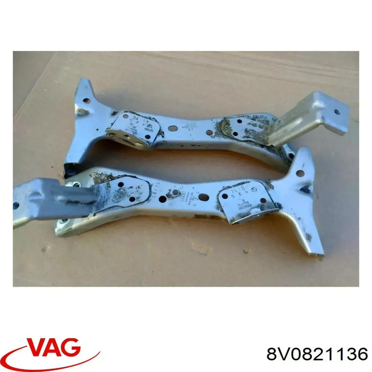8V0821136 VAG Wspornik do mocowania błotnika przedniego prawy przedni