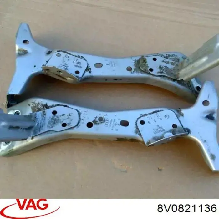 Wspornik do mocowania błotnika przedniego prawy przedni VAG 8V0821136 cena, od 46,77 USD