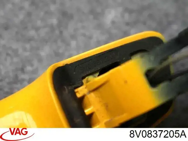 Klamka drzwi lewych zewnętrzna przednia/tylna VAG 8V0837205A cena, od 59,59 USD