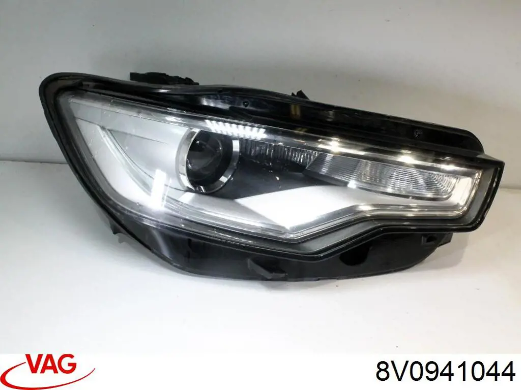 Reflektor prawy VAG 8V0941044 cena, od 490,93 USD