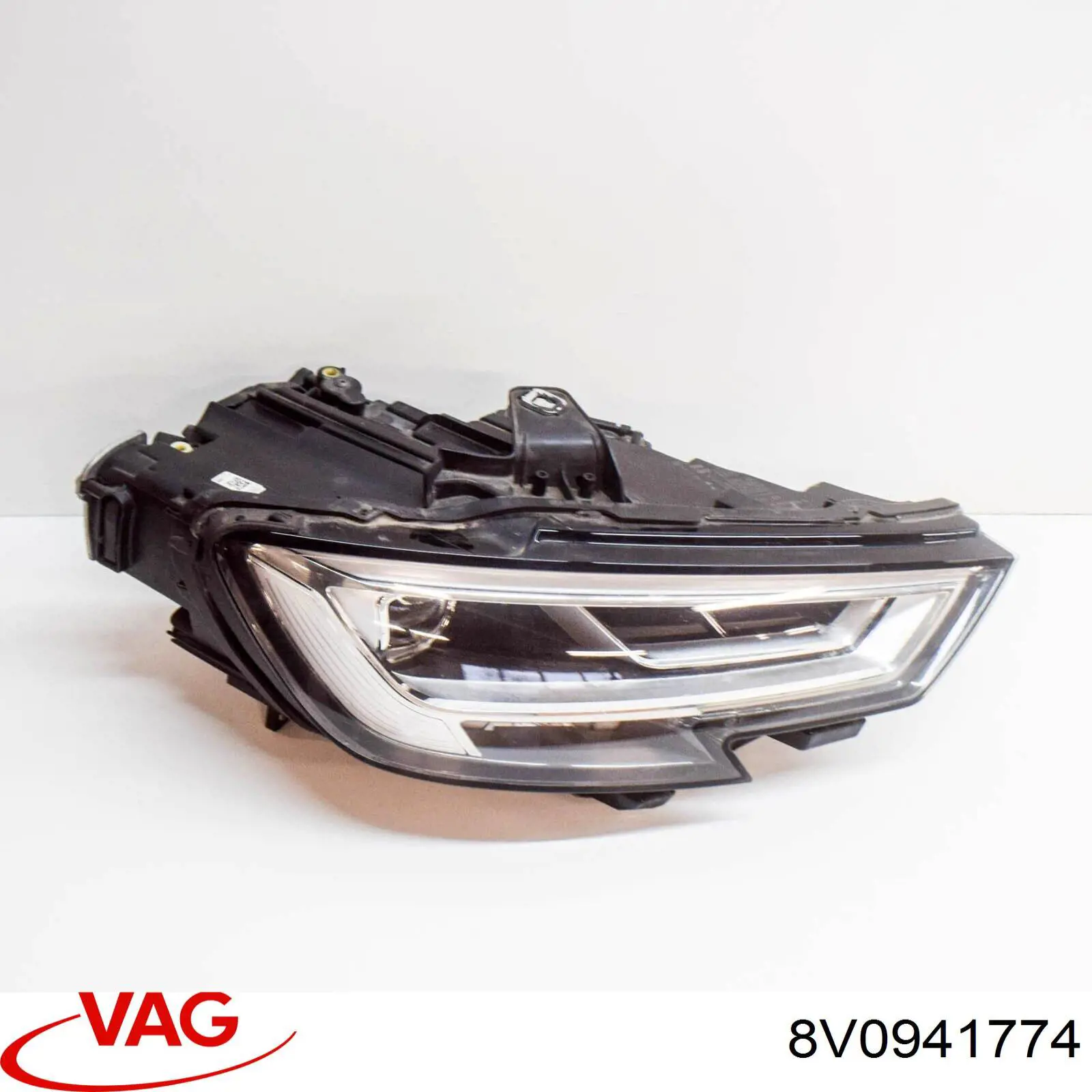 8V0941774 VAG Reflektor prawy