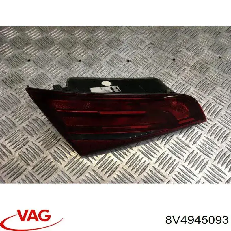 Lampa zespolona tylna lewa wewnętrzna VAG 8V4945093 cena, od 129,12 USD