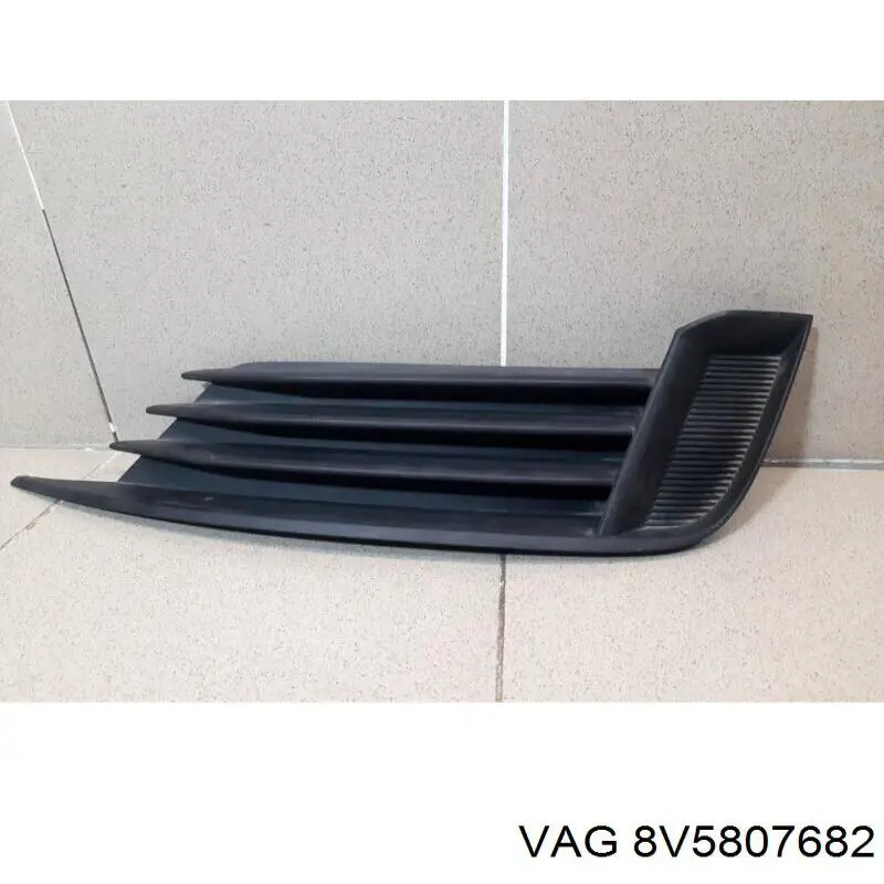 8V5807682 VAG Zaślepka (kratka) lamp przeciwmgielnych zderzaka przedniego prawa