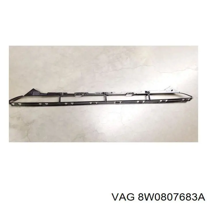 8W0807683A VAG Kratka zderzaka przedniego środkowa