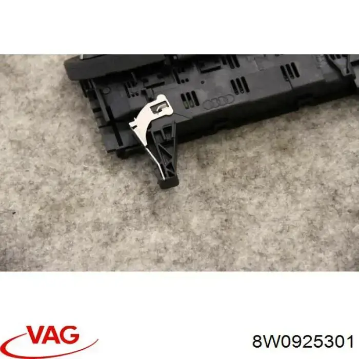 Konsola panelu sterowania centralna VAG 8W0925301 cena, od 54,48 USD