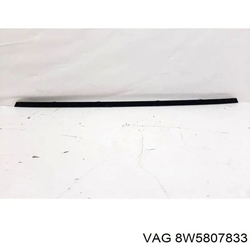 8W5807833 VAG Nakładka zderzaka tylnego środkowa