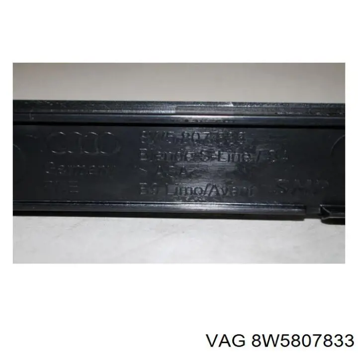 Do koszyka 8W5807833 VAG Nakładka zderzaka tylnego środkowa