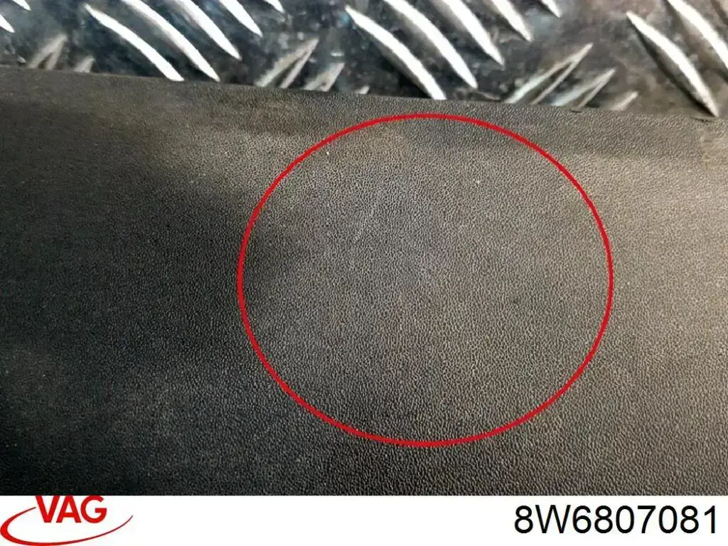 Do koszyka 8W6807081 VAG Nakładka panelu przedniego (osłony chłodnicy) górna