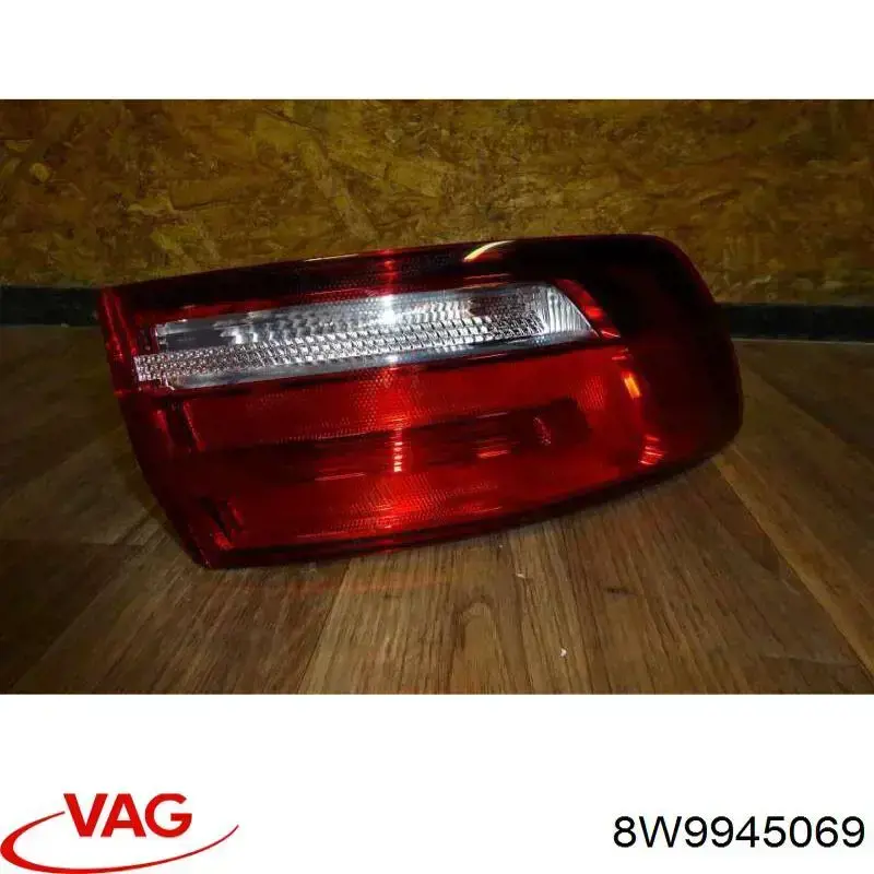 8W9945069 VAG lampa zespolona tylna lewa zewnętrzna