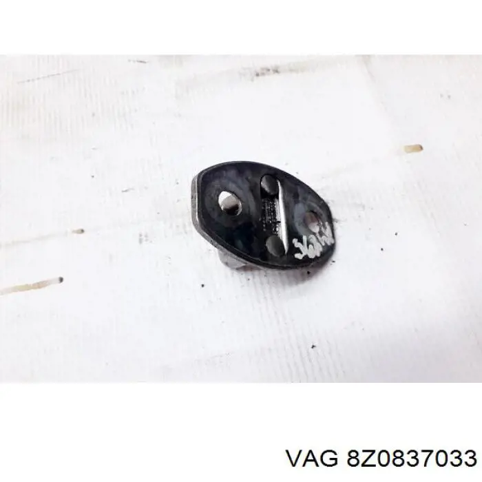 Zaczep zamka drzwi tylnych VAG 8Z0837033 cena, od 31,81 USD