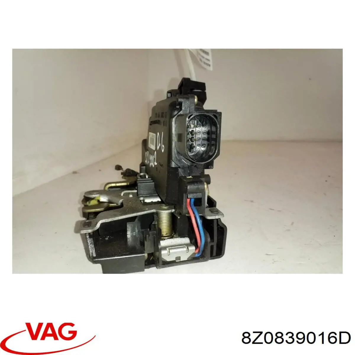 Zamek drzwi tylnych prawych VAG 8Z0839016D cena, od 68,10 USD
