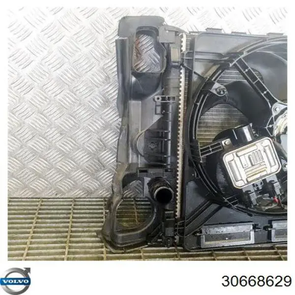 Dyfuzor chłodnicy, w komplecie z silnikiem i wirnikiem Volvo 30668629 cena, od 233,25 USD