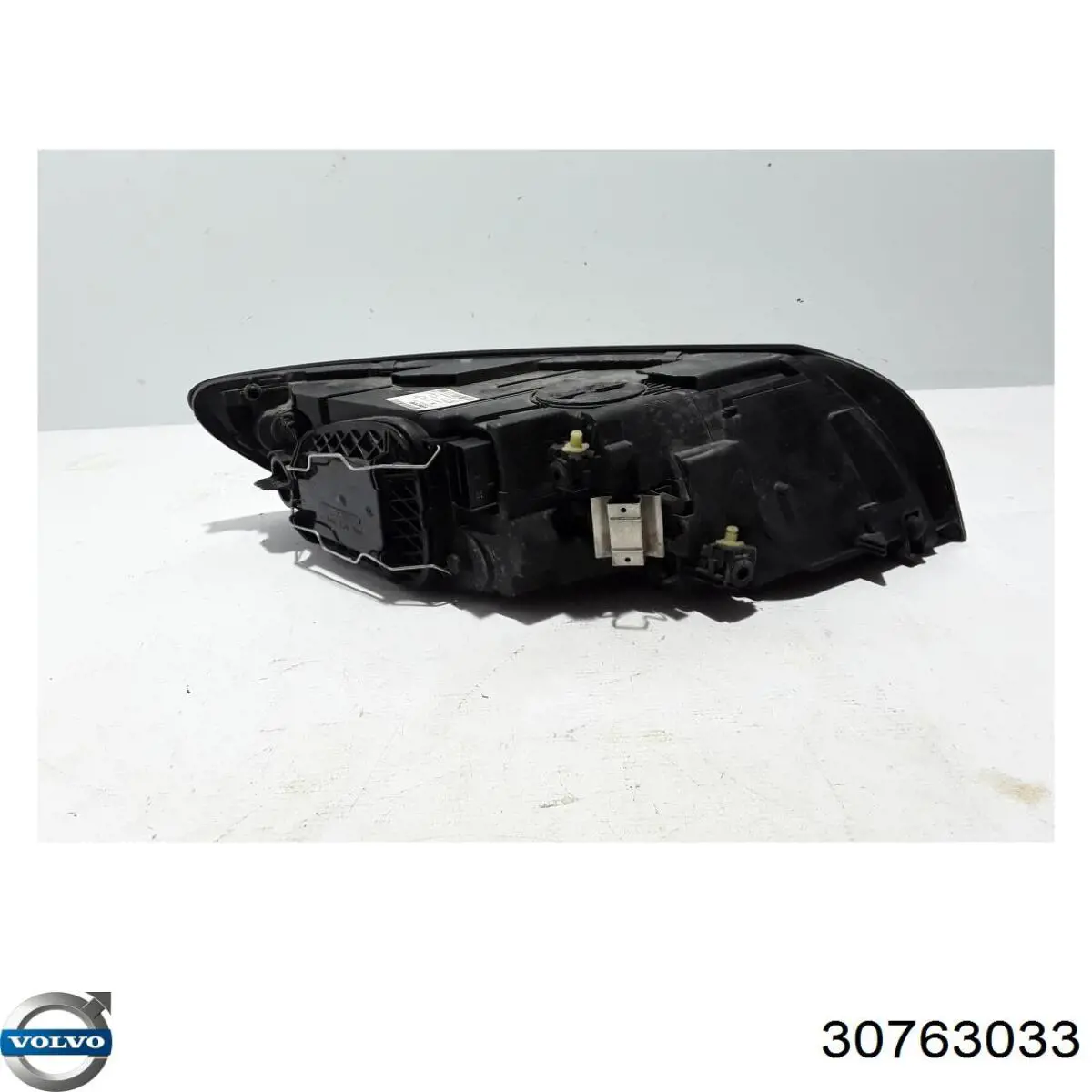 Reflektor lewy Volvo 30763033 cena, od 192,39 USD
