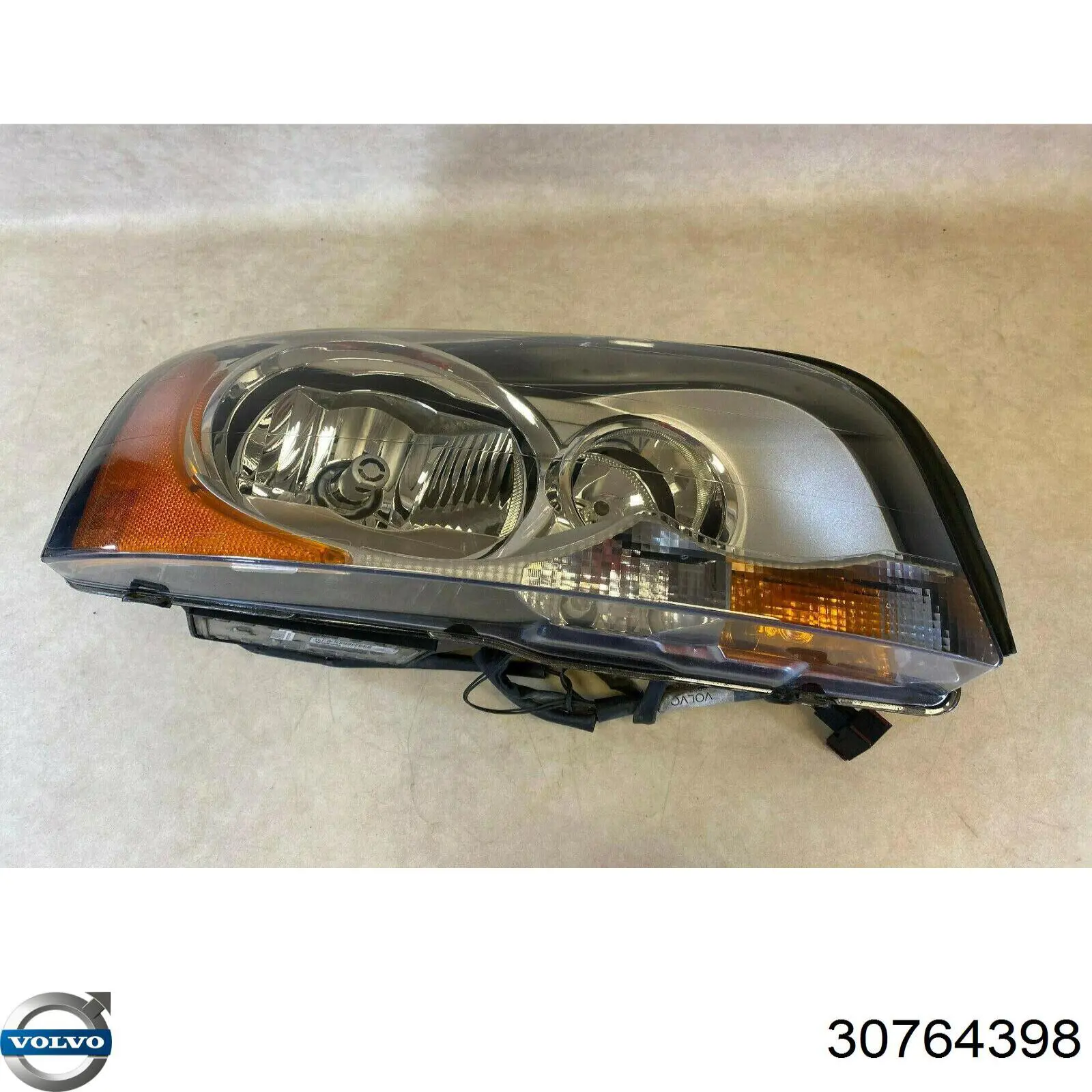 Reflektor prawy Volvo 30698814 cena, od 347,32 USD