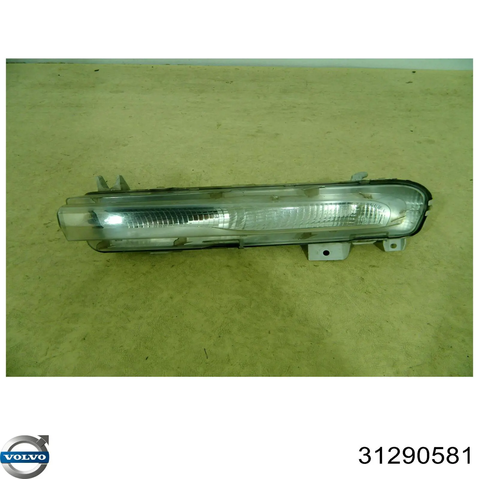 31290581 Volvo Reflektor do jazdy dziennej prawy