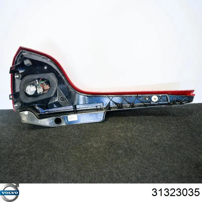 31323035 Volvo Lampa zespolona tylna prawa