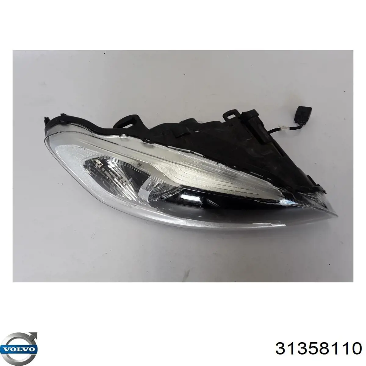 31358110 Volvo Reflektor prawy