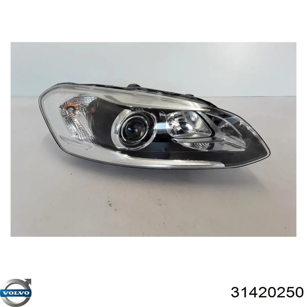 31420250 Volvo Reflektor prawy
