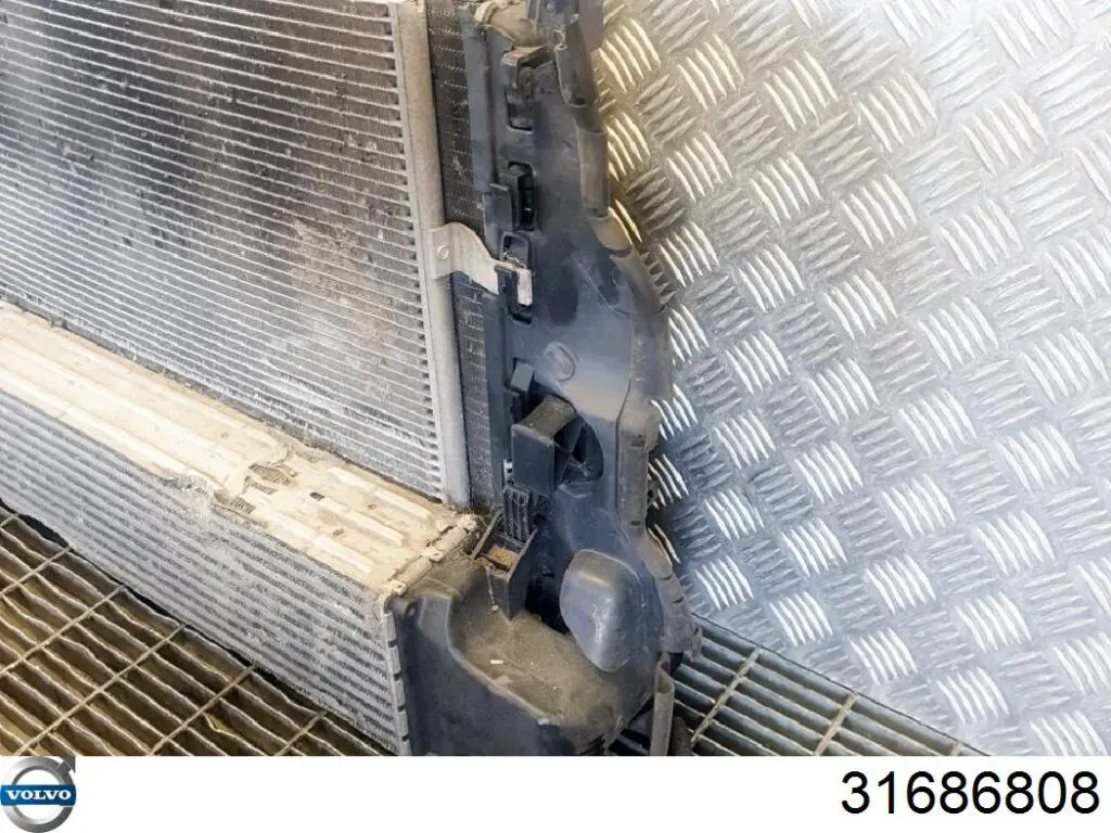 Do koszyka 31686808 Volvo Dyfuzor chłodnicy, w komplecie z silnikiem i wirnikiem