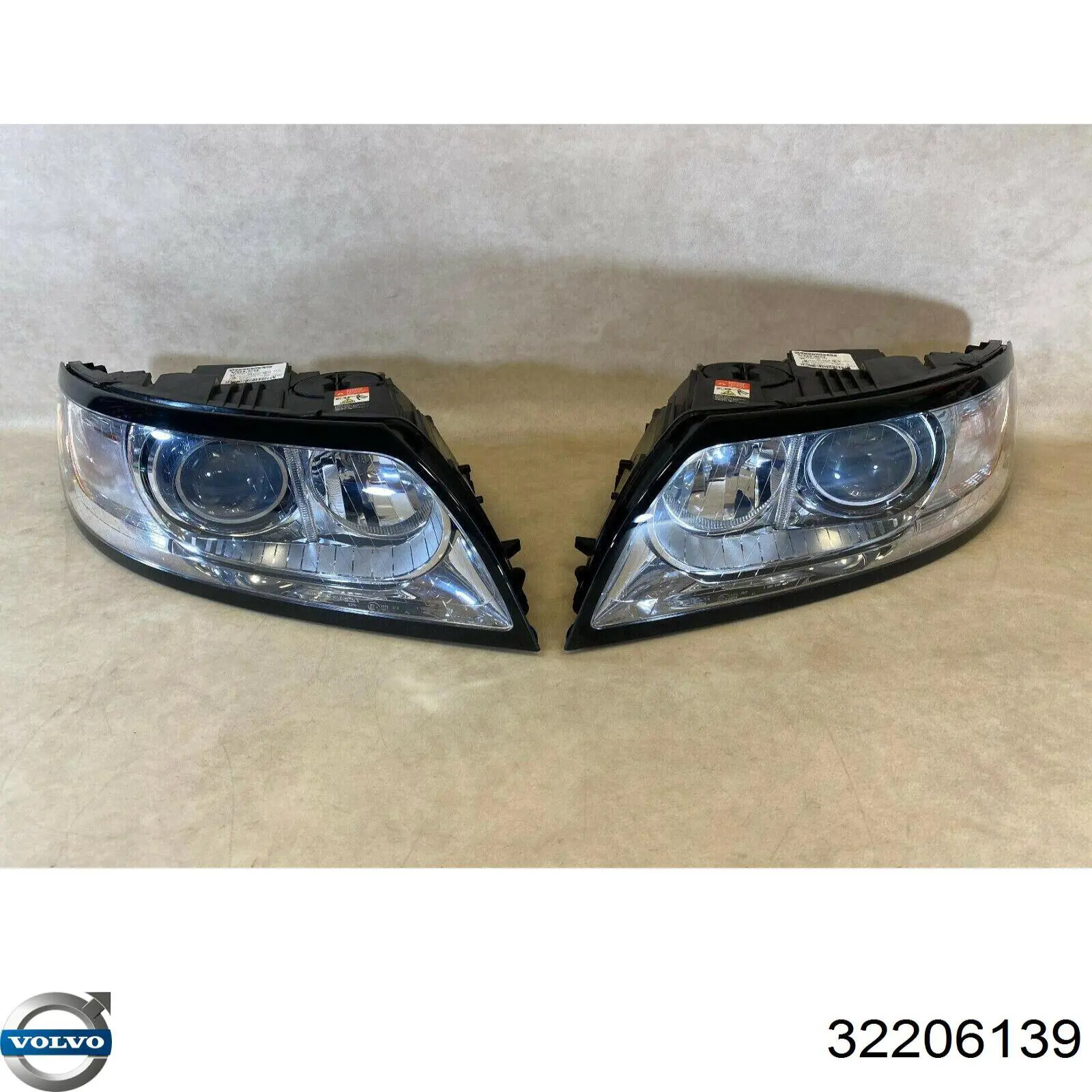 Reflektor lewy Volvo 32206139 cena, od 560,92 USD