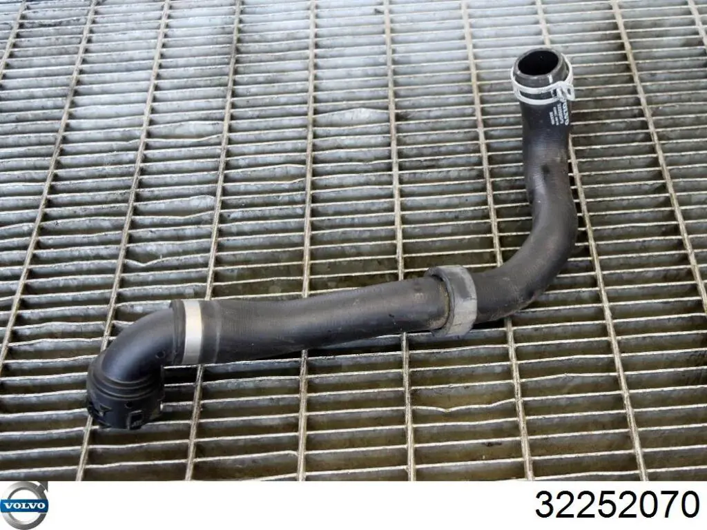 Przewód (króciec) chłodnicy górny Volvo 32252070 cena, od 99,75 USD