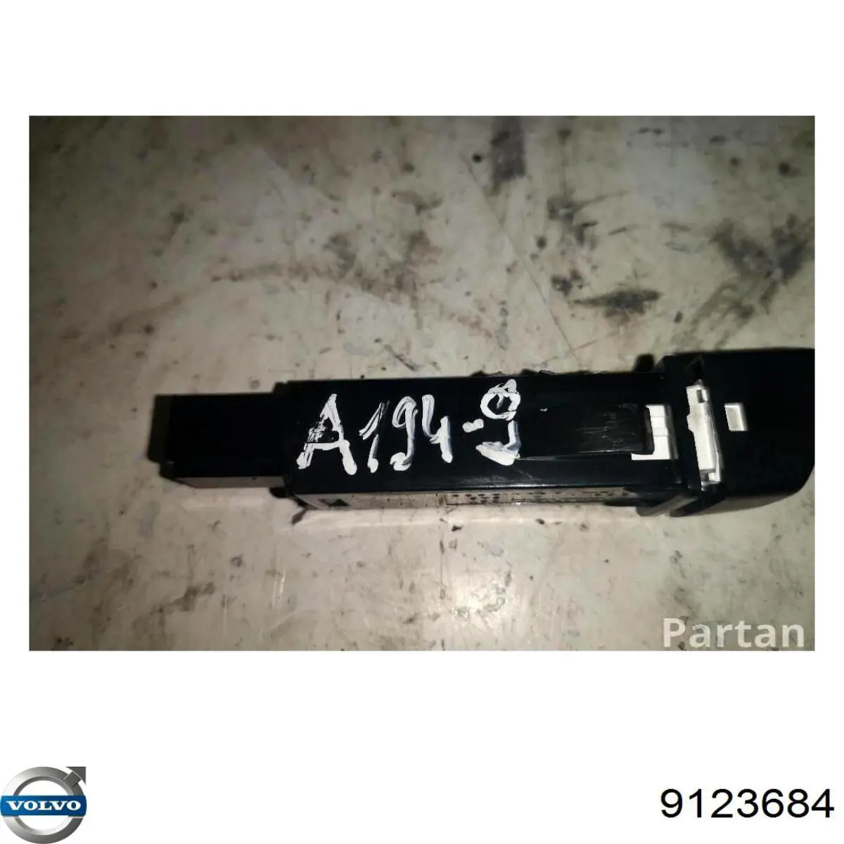 Przycisk włączania światła awaryjnego Volvo S40 II