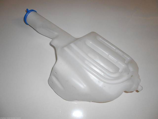 Zbiorniczek spryskiwacza szyb A9068690220 MERCEDES