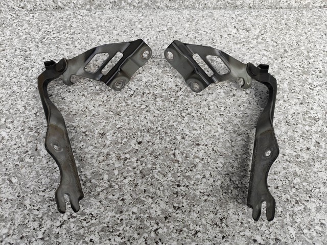 Zawias maski prawy GHP952410 MAZDA