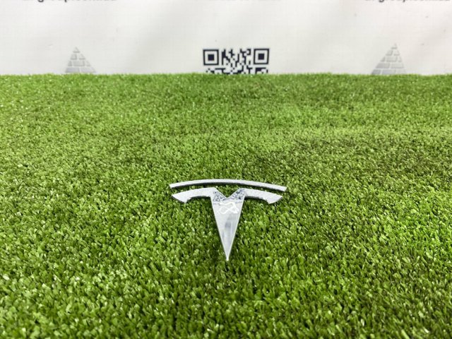 Kupić Emblemat na klapę bagaznika (znaczek firmowy) Tesla Model 3 5YJ3 w dobrej cenie