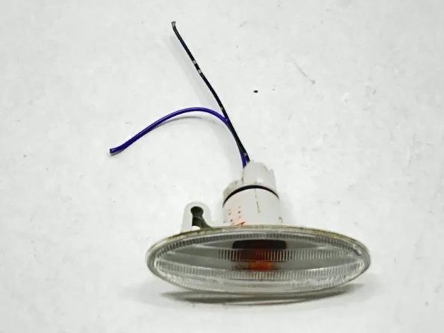 Powtarzacz kierunkowskazu na błotniku 261608990A NISSAN