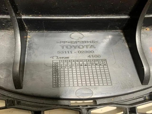 Atrapa chłodnicy Toyota Auris E15