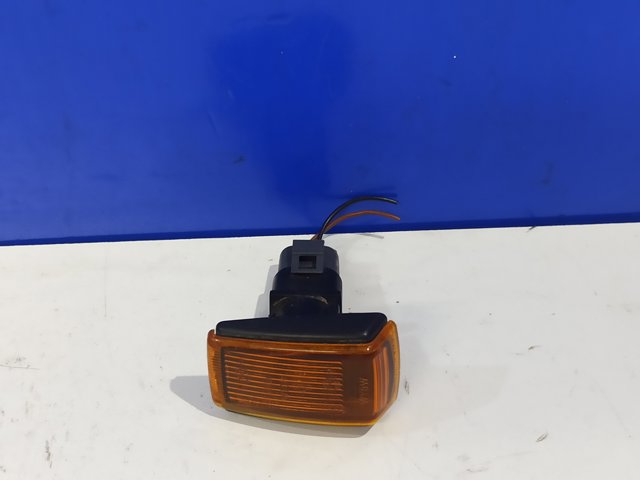 Powtarzacz kierunkowskazu na błotniku Volvo V40 VW