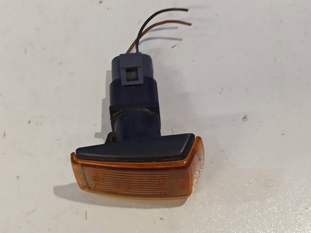 Powtarzacz kierunkowskazu na błotniku Volvo V40 VW