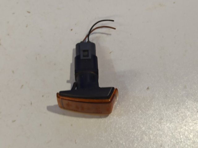 Powtarzacz kierunkowskazu na błotniku Volvo V40 VW