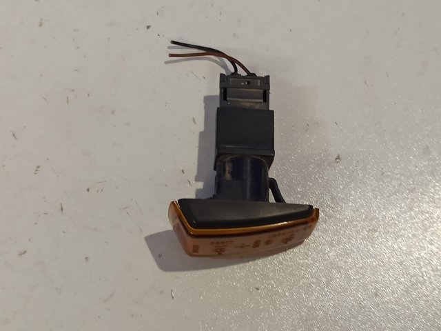 Powtarzacz kierunkowskazu na błotniku Volvo V40 VW