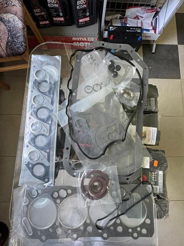 Zestaw uszczelek silnika pełny MD997233 MITSUBISHI