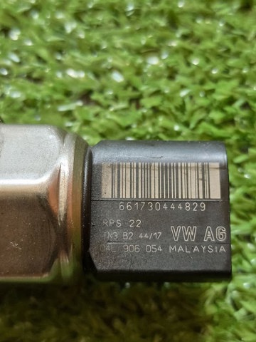 Czujnik ciśnienia paliwa 04L906054E VAG