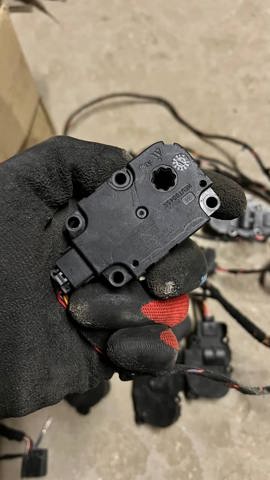 Silniczek klapy nagrzewnicy Audi A4 8W2, 8WC