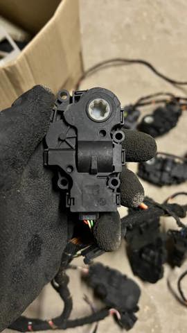 Silniczek klapy nagrzewnicy Audi A4 8W2, 8WC