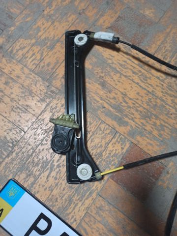 Mechanizm podnoszenia szyby drzwi przednich prawych 51337292120 BMW