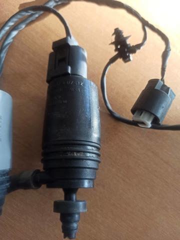 Pompka spryskiwacza szyby przedniej 67128377612 BMW